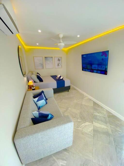 Exclusive Beachfront Penthouse: Private Pool, Amazing View Apartamento